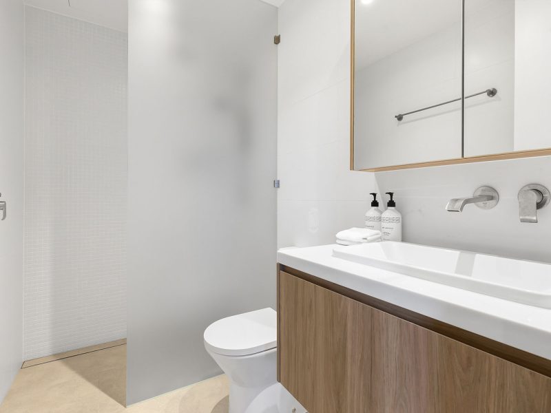 Bokarina-Accommodation-Seanna-307-bathroom